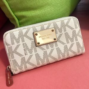 Michael Kors Wallet 🌴